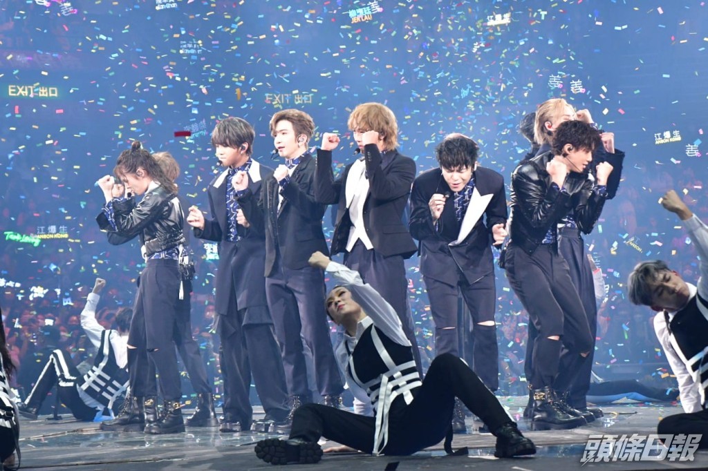 換黑色西裝狂跳快歌。​